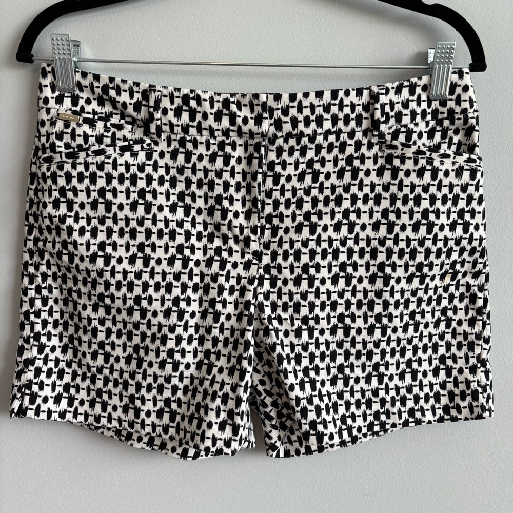 White House Black Market Black & White Patterned Shorts – Size 6P